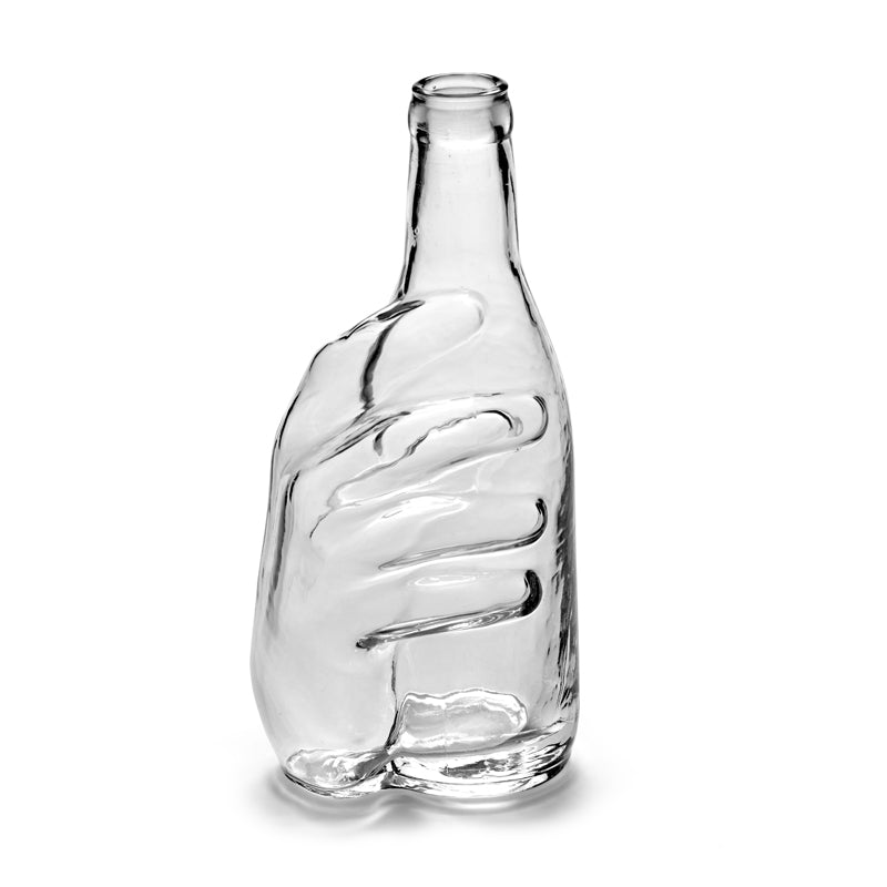 Wasserkaraffe EDWARD von Serax.  Die Flasche umfasst eine Hand und wird dadurch zu einem echten Eyecatcher. Sie gibt es transparent oder in der Farbe Grün. 