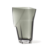 Vase 8 SMOKY GREY DUNK von Serax, kantiges, geometrisches Design, grau, dickes Glas, Gewicht 3,3 kg.