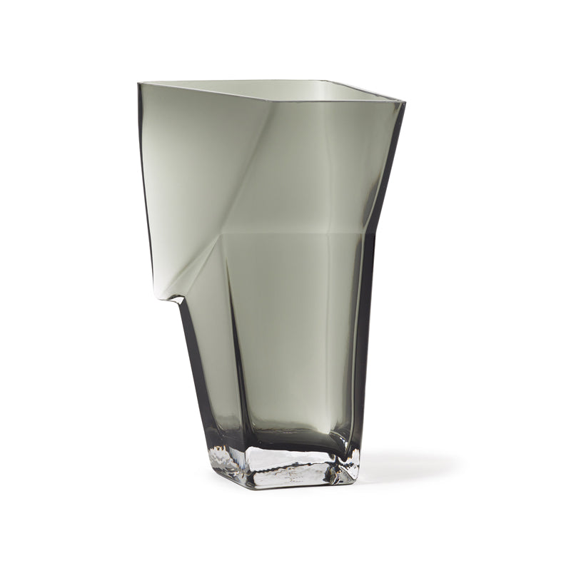 Vase 8 SMOKY GREY DUNK von Serax, kantiges, geometrisches Design, grau, dickes Glas, Gewicht 3,3 kg.