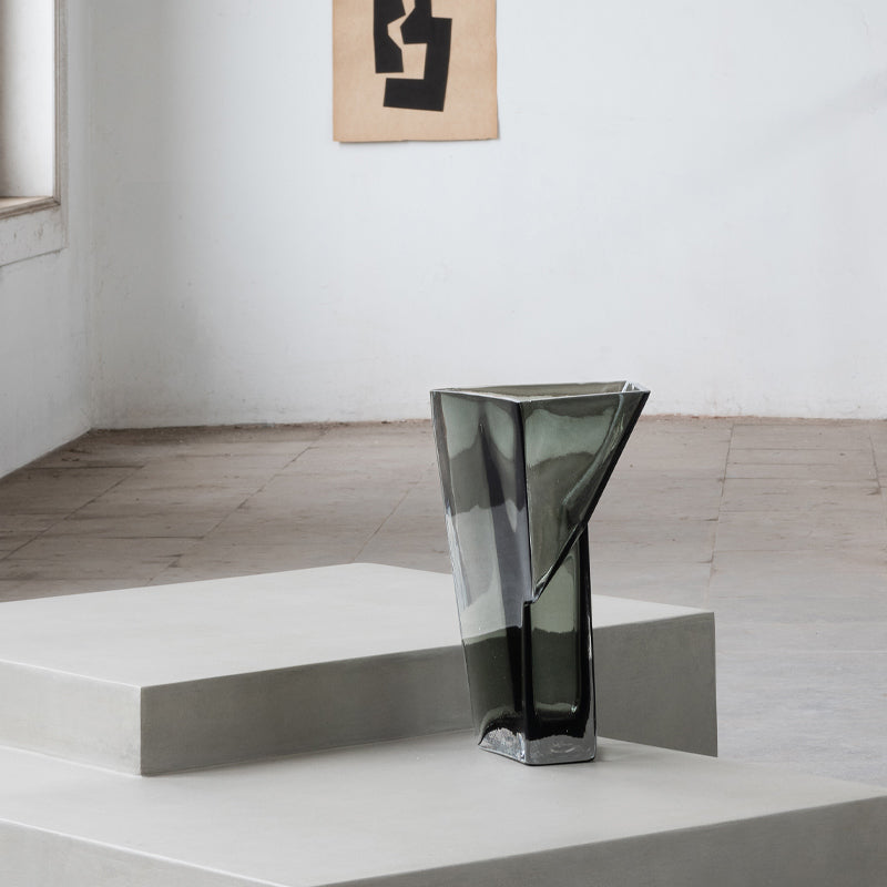 Auch als Deko-Objekt geeignet: Vase 8 SMOKY GREY DUNK von Serax. 
Online-Shop Home-and-Kitchen.de
