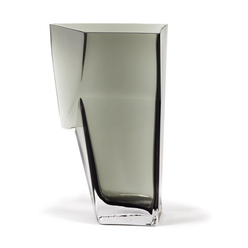 Vase 8 SMOKY GREY DUNK von Serax, kantiges, geometrisches Design, grau, dickes Glas, Gewicht 3,3 kg.