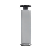 Moderne CARA Karaffe aus Glas von Serax / Design: Ann Demeulemeester mit schwarzem Glasstopfen und zylindrischer Form in verschiedenen Farben.
Online-Shop Home-and-Kitchen.de
