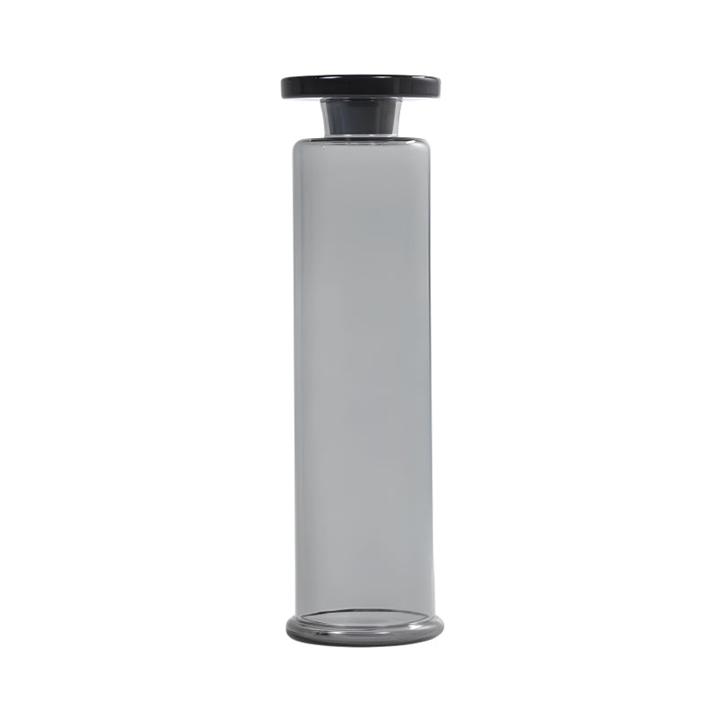 Moderne CARA Karaffe aus Glas von Serax / Design: Ann Demeulemeester mit schwarzem Glasstopfen und zylindrischer Form in verschiedenen Farben.
Online-Shop Home-and-Kitchen.de
