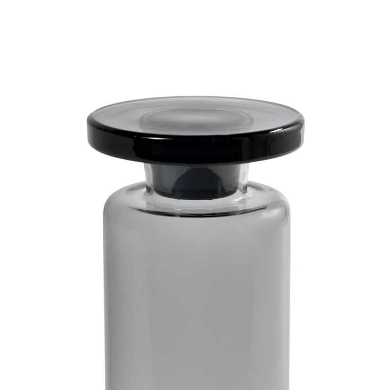 Flacher, schwarzer Glasstopfen auf der 
Wasserkaraffe von Serax, in verschiedenen Farben erhältlich
Online-Shop Home-and-Kitchen.de