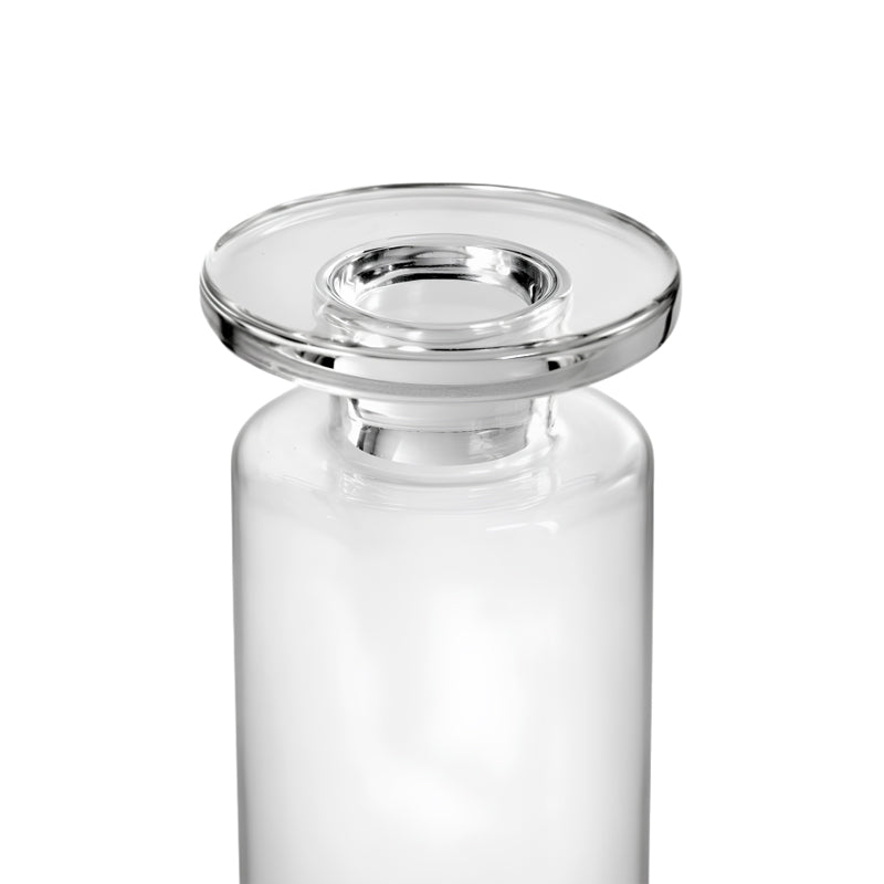 Flacher, transparenter Karaffen-Knauf auf der CARA Karaffe aus Glas von Serax, zylindrische Form, für das 
Servieren von Kaltgetränken
