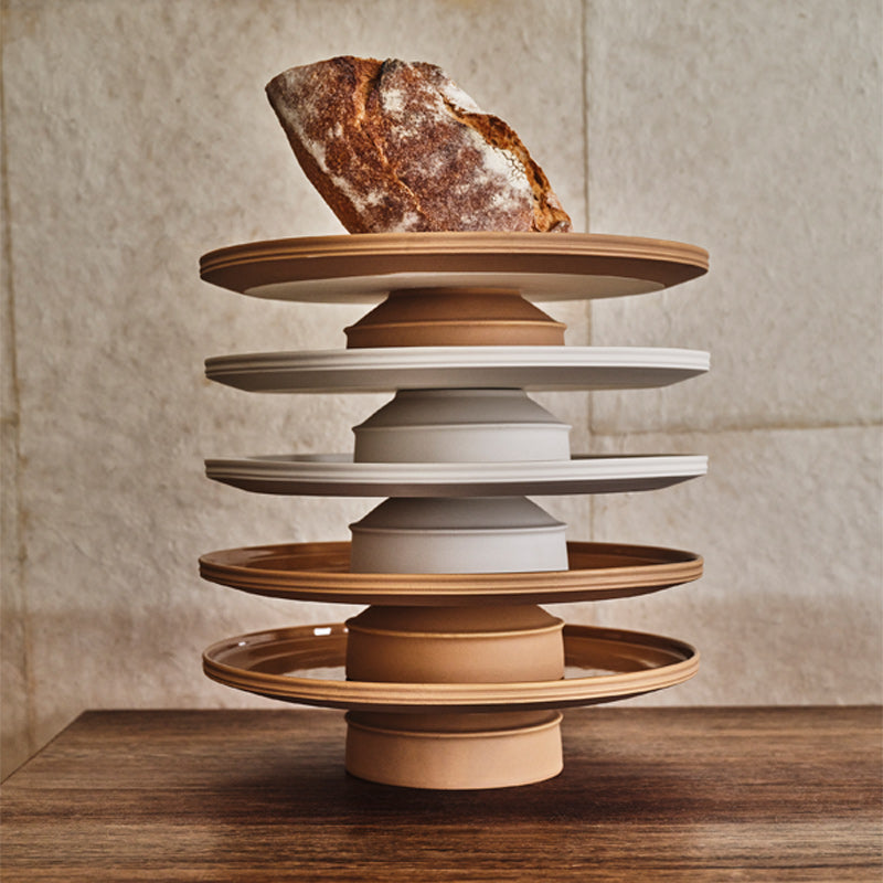 Ausgewogene Details der Ränder - charakteristisch für diese Serie, 
DUNE Kuchenplatte von Serax, mit Fuß, erdiger Farbton
Online-Shop Home-and-Kitchen.de