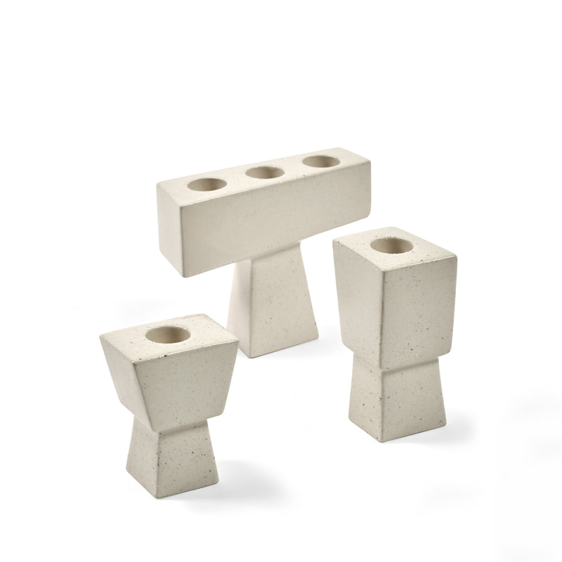 Trio MOLLY 04, 05 und 06 passt wunderbar zusammen, besonders, wenn farbige Kerzen darin ihren Platz einnehmen. Die Kerzenständer sind von Serax. Zu bestellen im Online-Shop Home-and-Kitchen.de