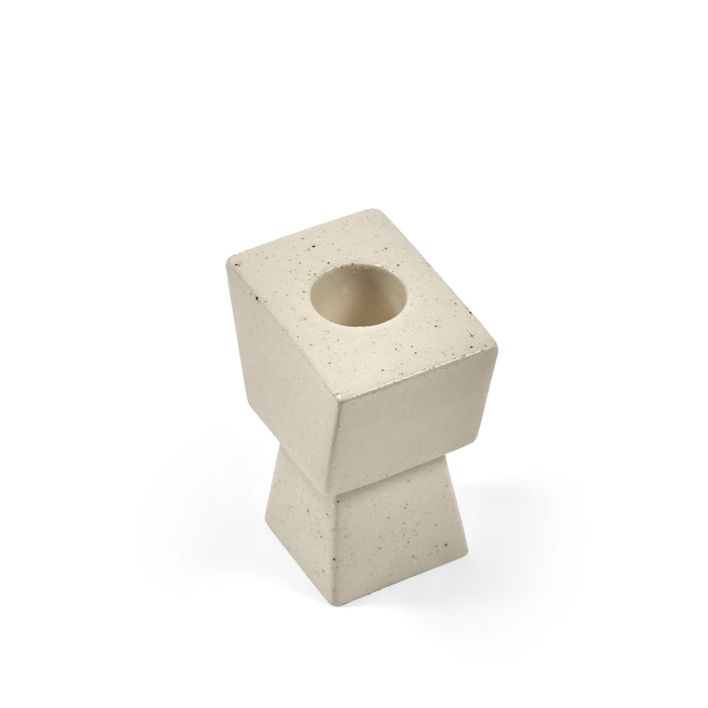 Auf einem konischen Standfuß präsentieren sich die Kerzenständer MOLLY 04 und 05 aus Steingut und der Farbe Beige von Serax.