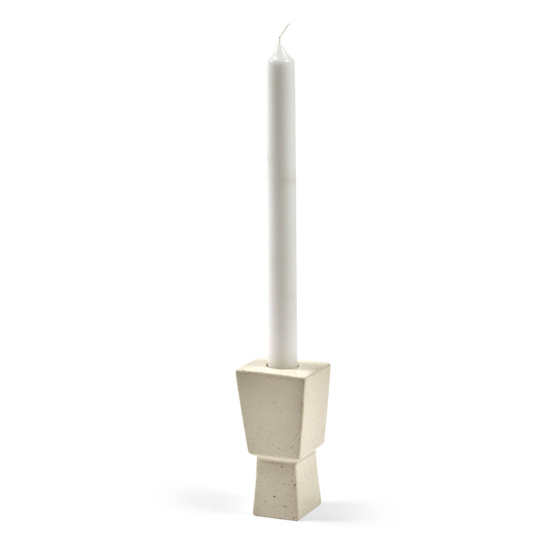 Für eine Stabkerze:  Kerzenständer MOLLY 04 und 05 aus Steingut und der Farbe Beige, von Serax