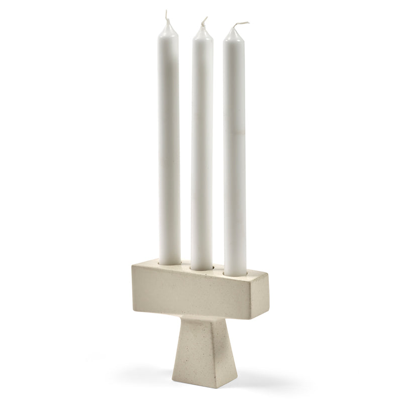 Edel sieht der Kerzenständer MOLLY 06 in beige aus, wenn er mit Kerzen der gleichen Farbe bestückt ist. Er ist von Serax und wurde entworfen von der Designerin Marie Michielssen.