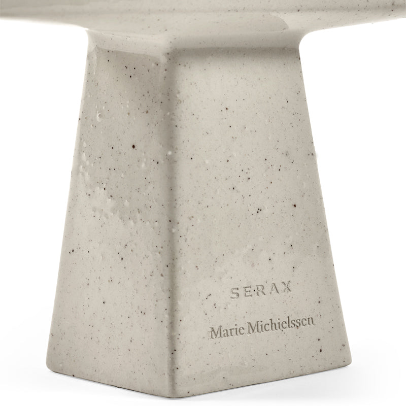 Designerin Marie Michielssen hat den Kerzenständer MOLLY 06 für Serax entworfen. Er ist schlicht gehalten aus Steingut, in der Farbe Beige