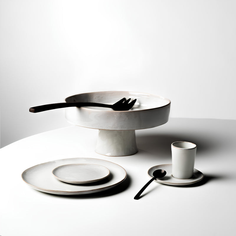 Im Online-Shop Home-and-Kitchen kann man beide Schalen La Mere von Serax in den Farben Rot und Weiß bestellen. 