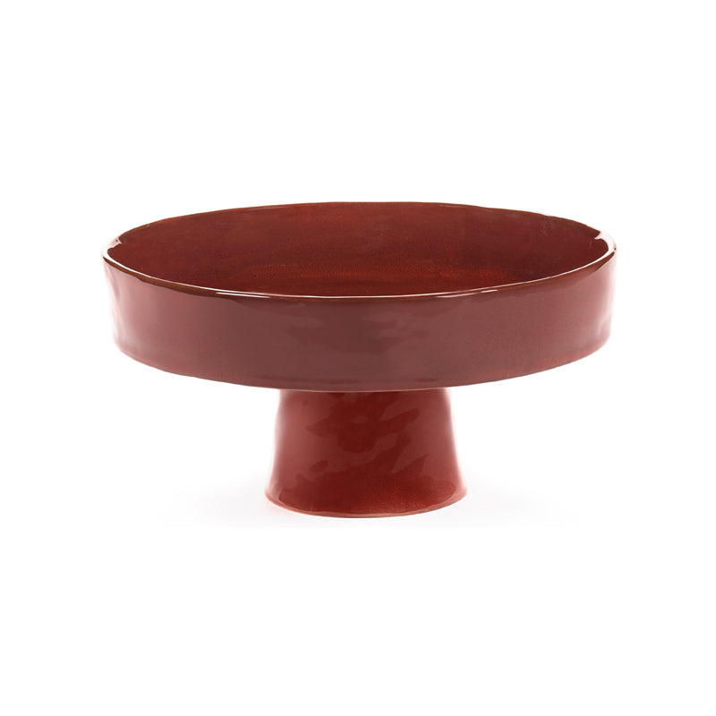 Schale La Mere von Serax , Steingut, kleiner Standfuß, Durchmesser von 25 cm, Farbe Venetian-Red (Rot). Ihre Materialien sind lebensmittelecht. Sie gibt es auch in der Farbe Off-White (Weiß).
