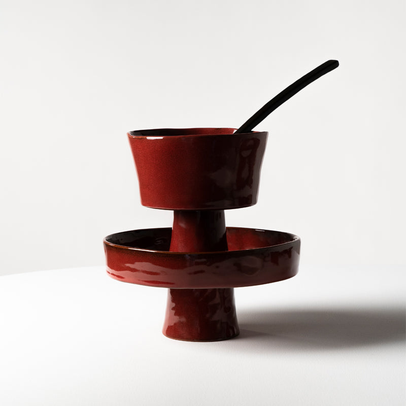 Schale La Mere von Sera , Steingut, kleiner Standfuß, Durchmesser 25 cm, Farbe Venetian-Red (Rot). Ihre Materialien sind lebensmittelecht. Sie gibt es auch in der Farbe Off-White (Weiß). 