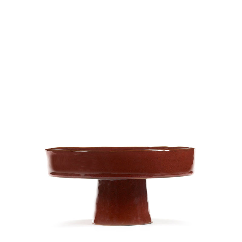 Schale La Mere von Sera , Steingut, kleiner Standfuß, Durchmesser von 25 cm, Farbe Venetian-Red (Rot). Ihre Materialien sind lebensmittelecht. Sie gibt es auch in der Farbe Off-White (Weiß).