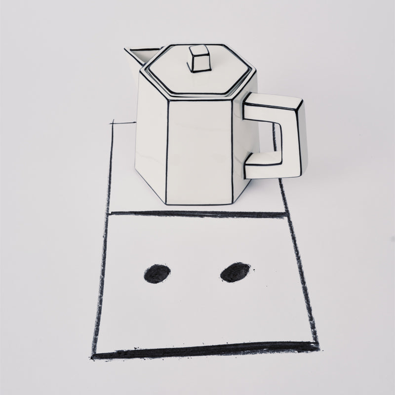 Eckig mit Faltlinien, die handgemalt sind, präsentiert sich die Teekanne CARTE BLANCHE von Serax. 