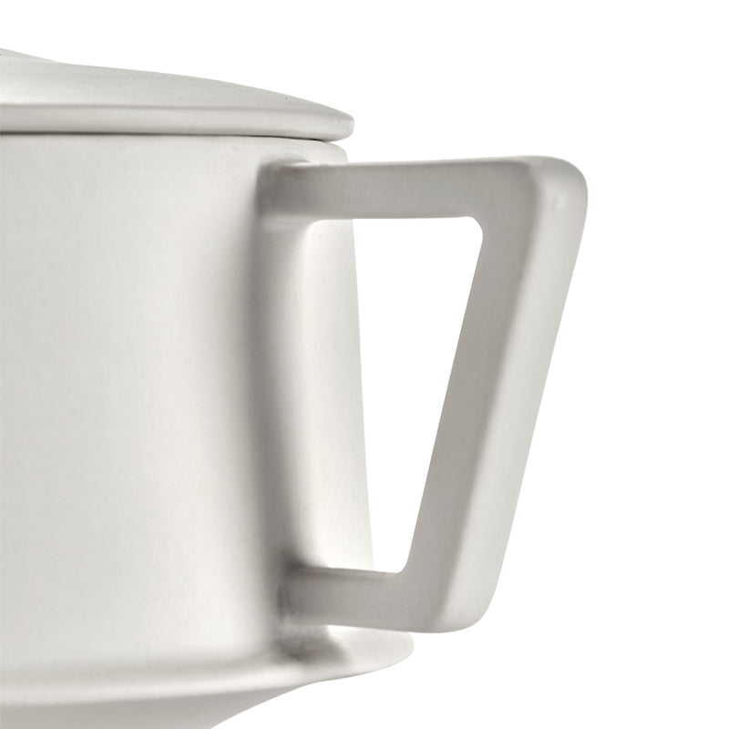 Ein eckiger Henkel ziert die moderne Porzellan-Teekanne DUNE von Serax, entworfen von der Designerin Kelly Wearstler. 