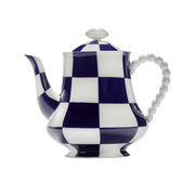 Teekanne FETE DES BETES von Serax, blau/weißes Schachbrettmuster, Henkel,  der an eine Perlenkette erinnert und ein Deckelknopf in Form von Lippen. Zu bestellen im Online-Shop Home-and-Kitchen.de