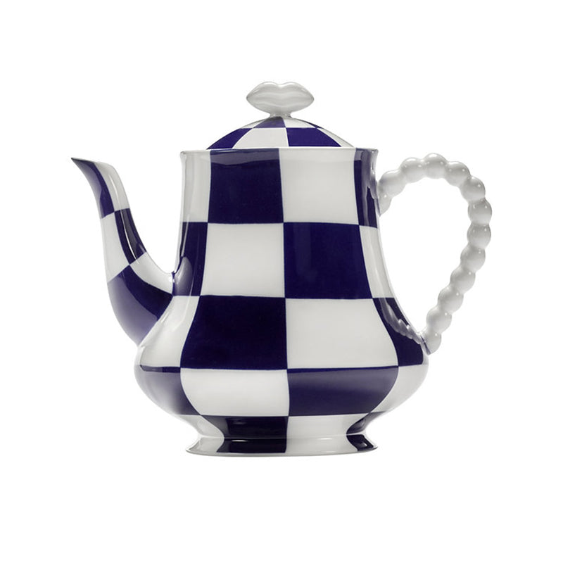 Teekanne FETE DES BETES von Serax, blau/weißes Schachbrettmuster, Henkel,  der an eine Perlenkette erinnert und ein Deckelknopf in Form von Lippen. Zu bestellen im Online-Shop Home-and-Kitchen.de
