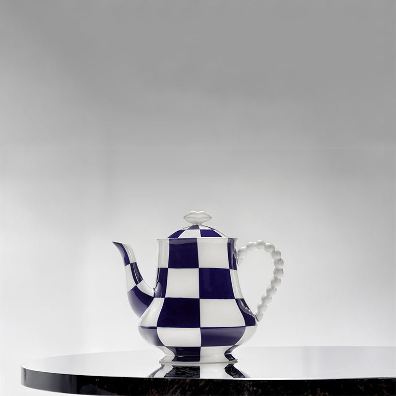 Auch als Kaffeekann nutzbar: Teekanne FETE DES BETES von Serax, blau/weißes Schachbrettmuster, Henkel wie eine Perlenkette und Deckelknopf in Form von Lippen, im Online-Shop Home-and-Kitchen.de