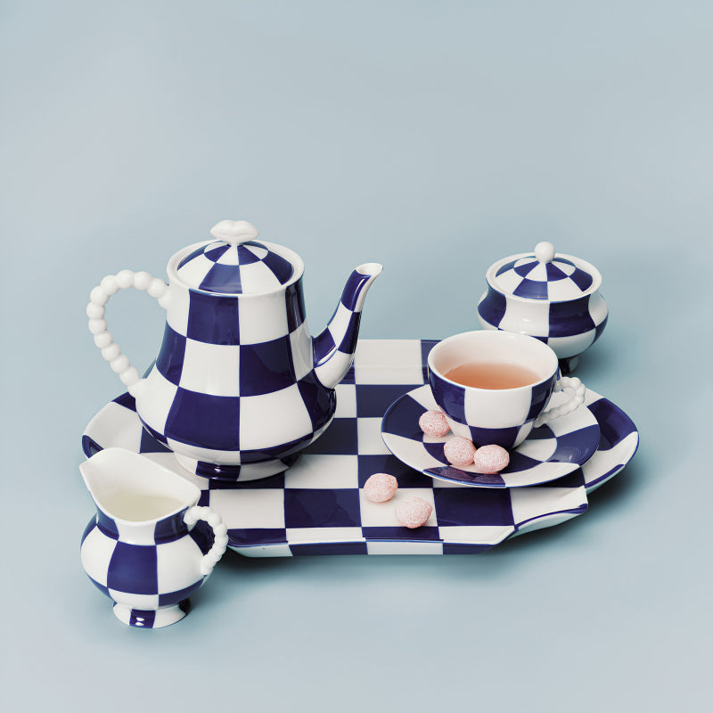 Kombiniere doch einfach die Teekanne/Kaffeekanne FETE DES BETES von Serax mit den dazu passenden Geschirrteilen aus der gleichen Serie.