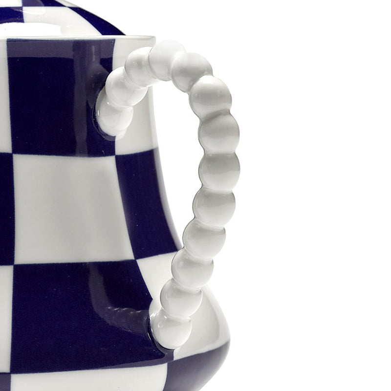 Wie Perlen, die aneinandergereiht sind, präsentiert sich der Henkel der Teekanne/Kaffeekanne FETE DES BETES von Serax. 