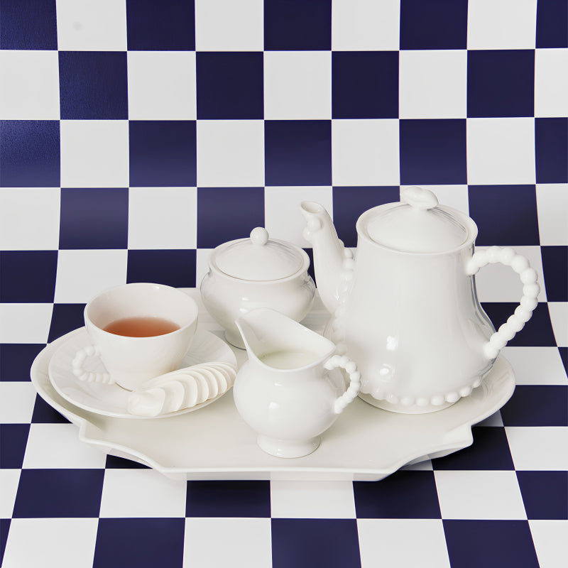 Die Teekanne/Kaffeekanne WHITE PERAL von Serax wurde vom Design-Atelier Wouters & Hendrix entworfen und stammt aus einer Geschirrkollektion.