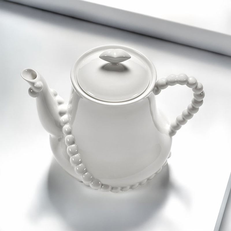 Aus glänzendem Porzellan wurde die Teekanne/Kaffeekanne WHITE PEARL vom Design-Atelier Wouters & Hendrix entworfen. Besonders auffallend sind  ihr Henkel und der Deckelknopf.