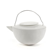 SABI-Teekanne von Serax, Halbkugel-Form mit mattem Finish, Griff aus dickem Draht. Volumen 500 ml.
