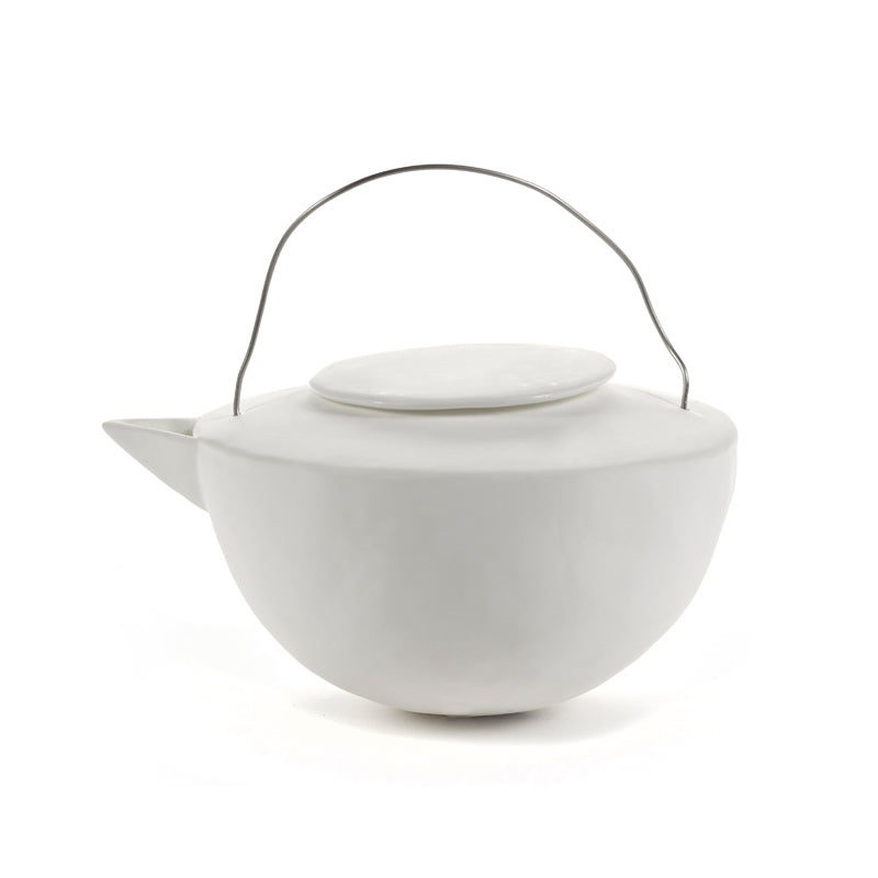 SABI-Teekanne von Serax, Halbkugel-Form mit mattem Finish, Griff aus dickem Draht. Volumen 500 ml.