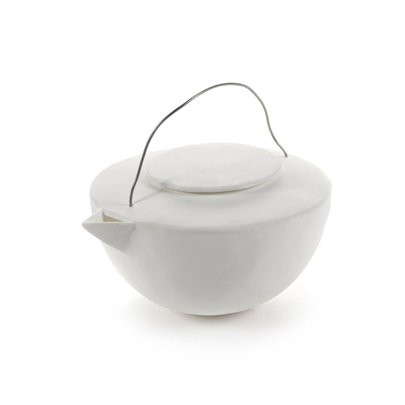SABI-Teekanne von Serax, Halbkugel-Form mit mattem Finish, Griff aus dickem Draht. Volumen 500 ml.