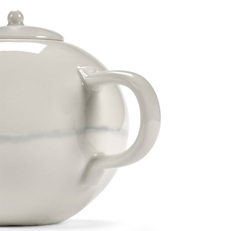 Runder Henkel an der ZUMA-Teekanne von Serax, in der Farbe Weiß, entworfen von Designerin Kelly Wearstler im klassischen Kugeldesign. Online-Shop Home-and-Kitchen.de