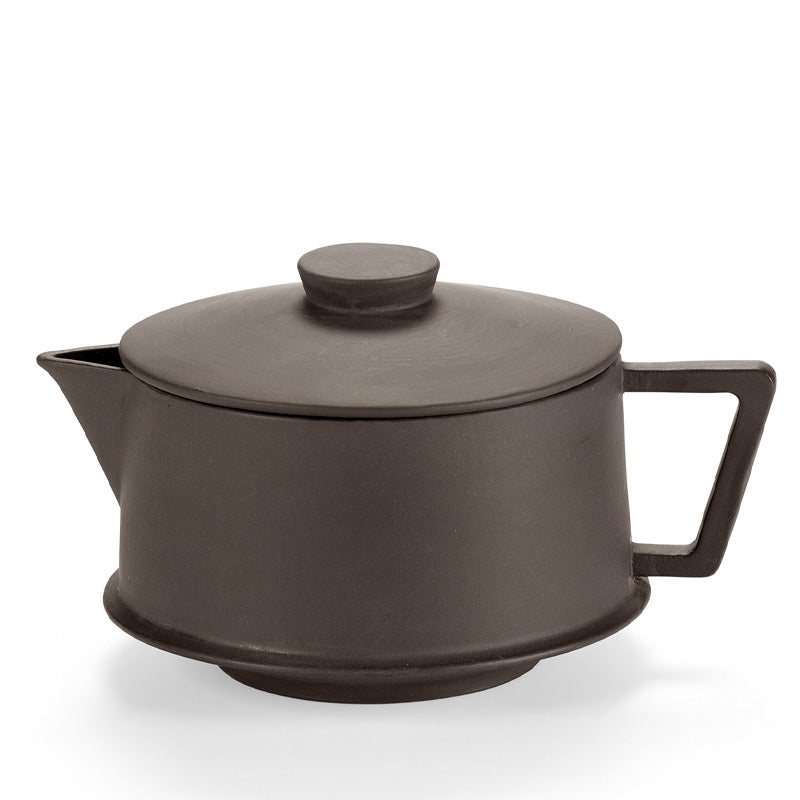 Moderne Porzellan-Teekanne DUNE von Serax, entworfen von der Designerin Kelly Wearstler, dunkelbraun, Porzellan, eckiger Henkel, runder Deckelknopf, spitzer Ausgießer.