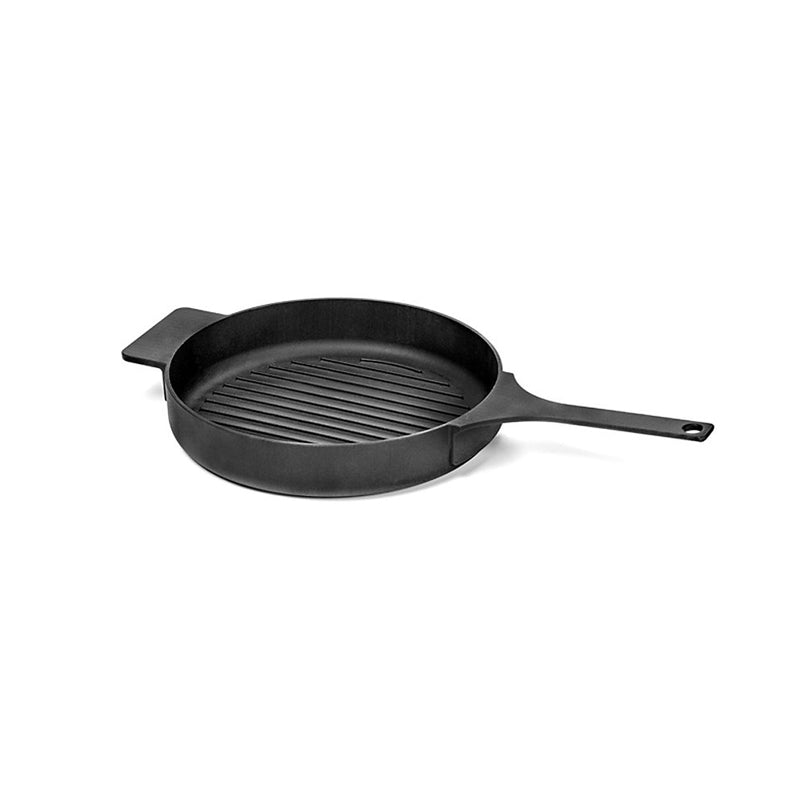 SURFACE, die schwarze Grillpfanne von Serax, ist aus Gusseisen und hat die typischen Rillen für Grillstreifen, auch für Backofen geeignet
