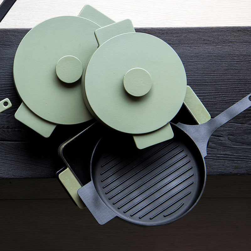 SURFACE, die schwarze Grillpfanne von Serax, ist aus Gusseisen und hat die typischen Rillen für Grillstreifen, auch für Backofen geeignet
