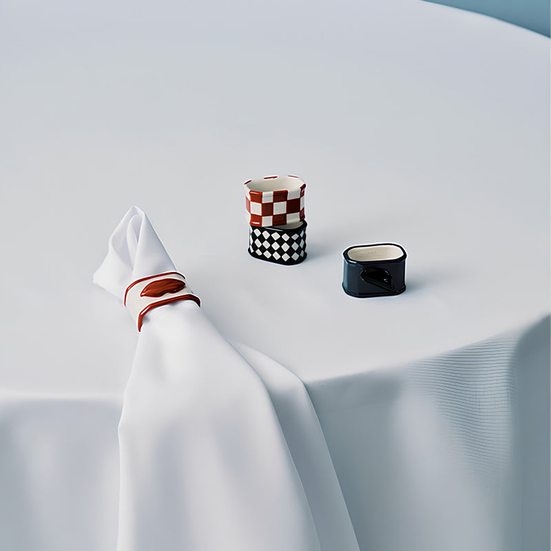 Designt von dem Duo Wouters & Hendrix sind die Serviettenringe LES OBJETS MOULEVERSANTS aus Steingut für Stoff- und Papierservietten.