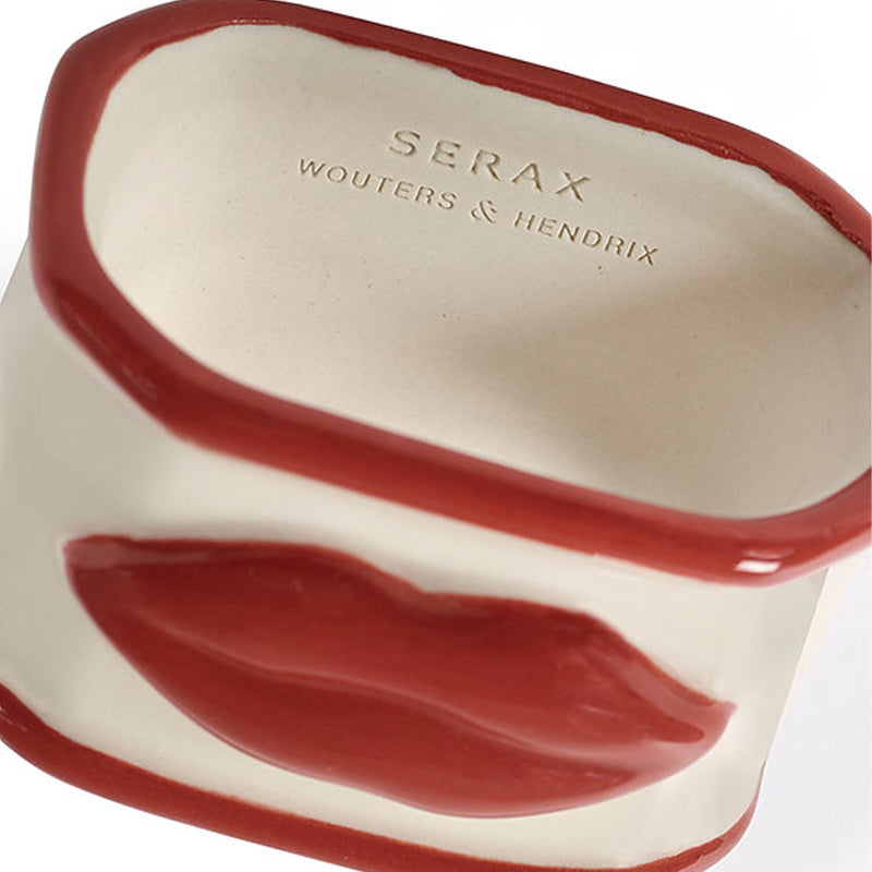 Die Serviettenringe LES OBJETS MOULEVERSANTS, vom Designer-Duo Wouters & Hendrix für Serax entworfen, sind aus Steingut. 