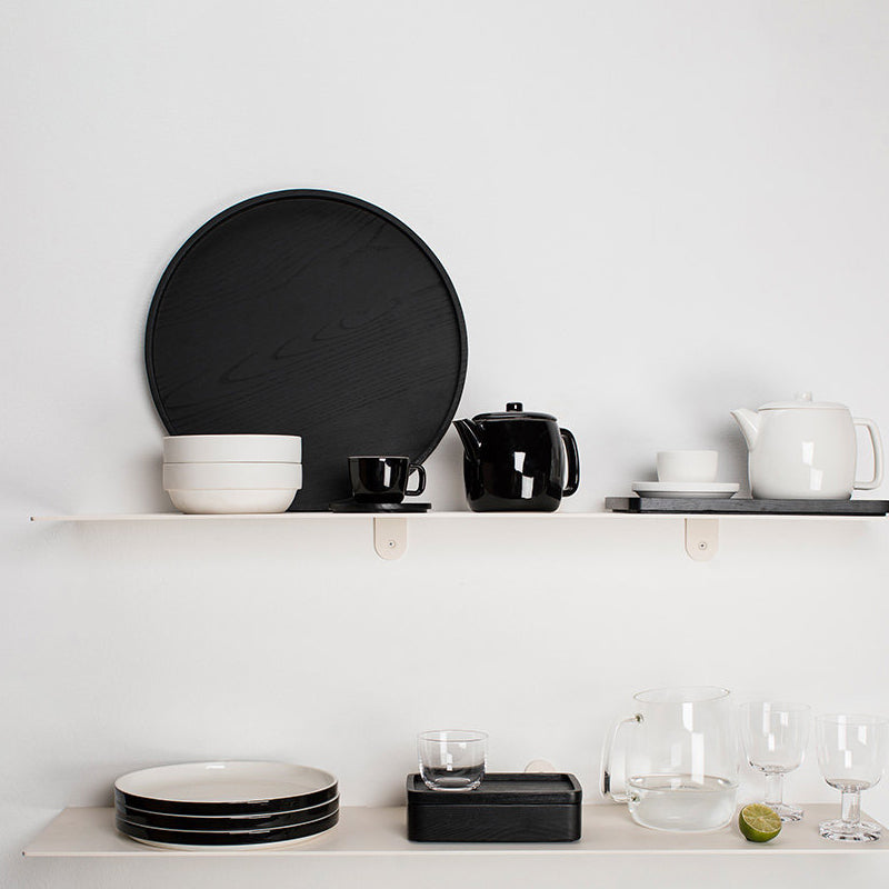 Schwarze Porzellan-Teekanne BLACK PASSE-PARTOUT von Serax, runde Form, großer Griff, Deckel mit Knopf, mit Teesieb aus Edelstahl. Online-Shop Home-and-Kitchen.de