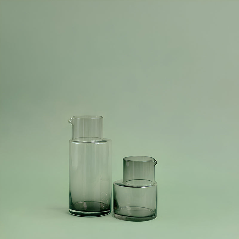 Kombiniere die kleine und große Glaskaraffe, in der Farbe Grau, von Serax. Im Online-Shop Home-and-Kitchen.de