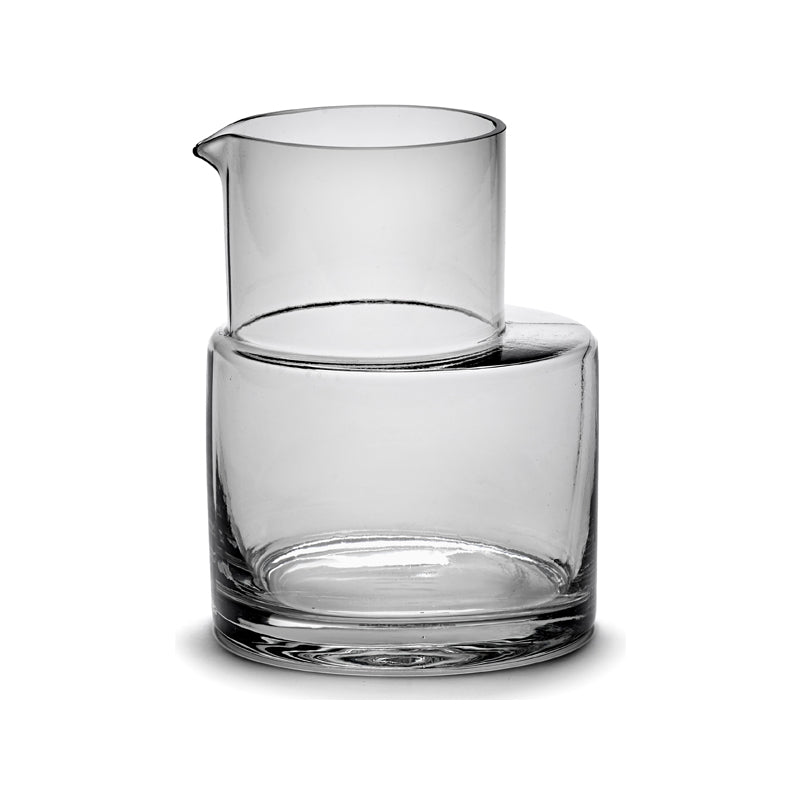  INNER CIRCLE Glaskaraffe von Serax, graues Glas, rundes Design mit versetzter Öffnung und kleinem Ausgießer. 