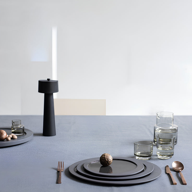  INNER CIRCLE Glaskaraffe von Serax, graues Glas, rundes Design mit versetzter Öffnung und kleinem Ausgießer. 