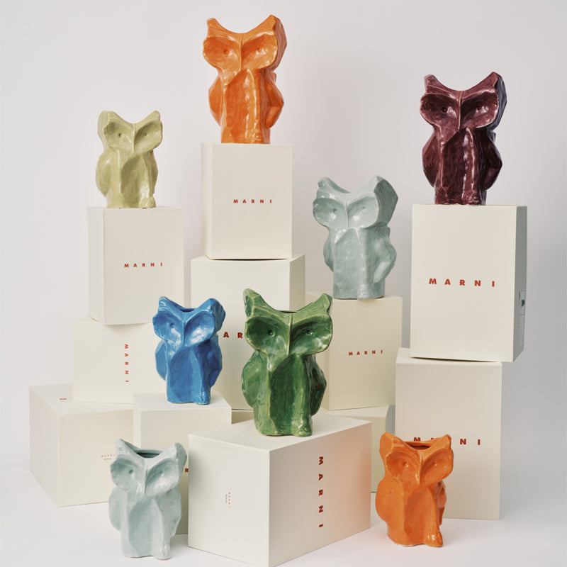 Die Serax-Steingutvasen AFTER MIDNIGHT in Form einer Eule, wurden in Kooperation mit dem italienischen Modehaus Marni hergestellt. Es gibt sie in verschiedenen Größen und Farben, zu bestellen im Online-Shop Home-and-Kitchen.de