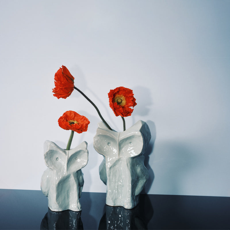 Besonders schön sehen die Steingut-Vasen AFTER MIDNIGHT in himmelblau aus, wenn sie bestückt sind mit Blumen in kräftigen Farben oder kleine Zweige. 