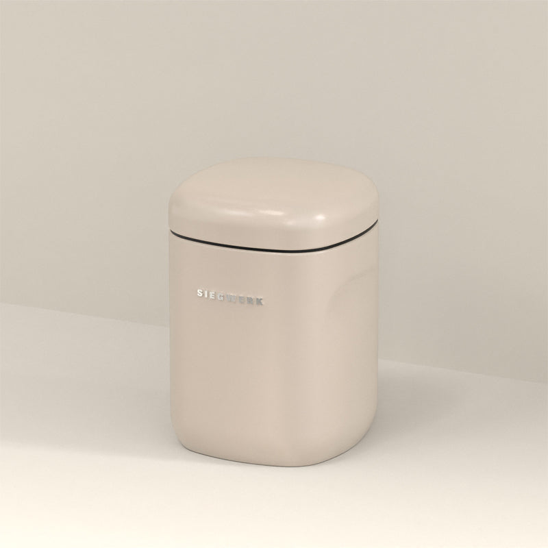Seitenansicht Vorratsdose CUBO, beige, von Siegwerk,  pulverbeschichtetes Stahlblech, vollständig recycelbar,  quadratische Form, Größe M, Höhe 16 cm / 1,25 l, 
für trockene Lebensmittel
Online-Shop Home-and-Kitchen.de

