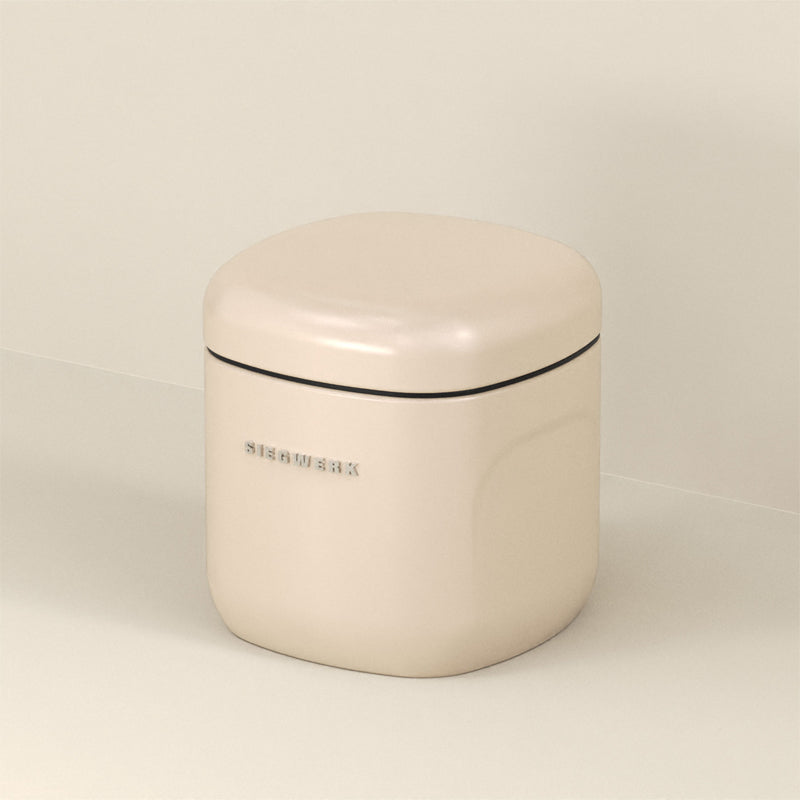 Seitenansicht Vorratsdose CUBO, beige, von Siegwerk,  pulverbeschichtetes Stahlblech, vollständig recycelbar, seitliche Griffmulden, quadratische Form, Größe S, Höhe 12 cm / 0,85 l, 
für trockene Lebensmittel
Online-Shop Home-and-Kitchen.de
