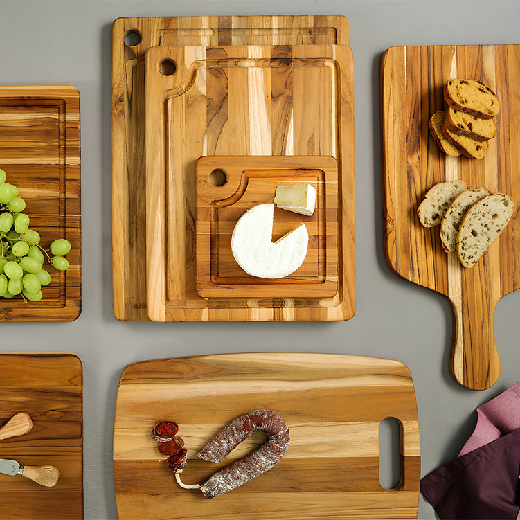 Auswahl an 100 % FSC-zertifizierten Teakholz-Schneidebrettern von TeakHaus in verschiedenen Größen, vorbehandelt mit Öl. Online-Shop Home-and-Kitchen.de
