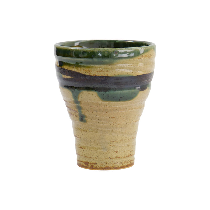 CHA ORIBE Teebecher von Tokyo Design, Original aus Japan, Steingut hellbraun mit grünem Oribe-Randakzent
Henkellose Yunomi-Form, 
spülmaschinengeeignet, Mikrowelle, 
Höhe 10,5 cm, Ø 8,5 cm / Volumen 240 ml