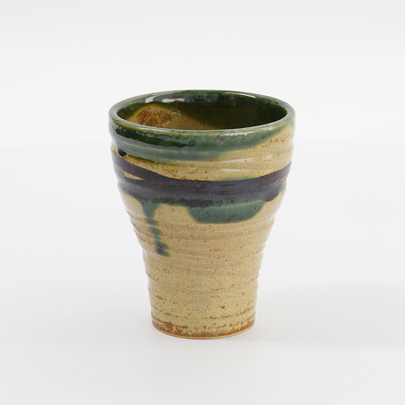 Von Tokyo Design, original aus Japan, CHA ORIBE Teebecher, hellbraun mit grünem Oribe-Randakzent, 
henkellose Yunomi-Form, Höhe 10,5 cm, Ø 8,5 cm / Volumen 240 ml
