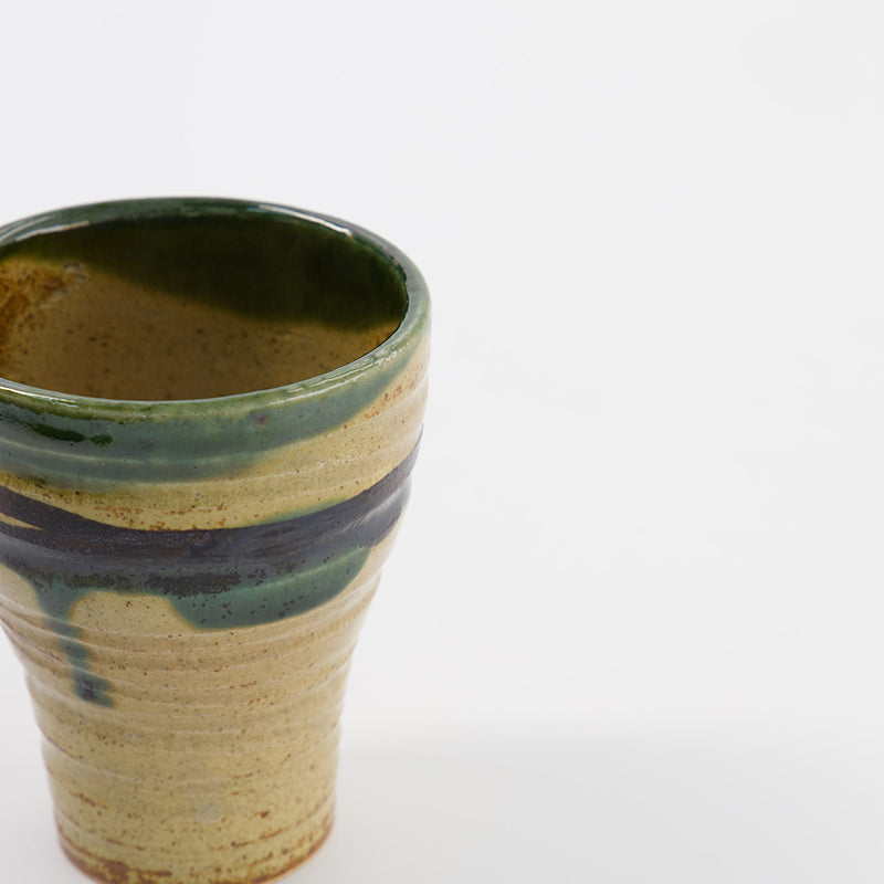 CHA ORIBE Teebecher von Tokyo Design, Original aus Japan, Steingut hellbraun mit grünem Oribe-Randakzent
Henkellose Yunomi-Form, 
Höhe 10,5 cm, Ø 8,5 cm / Volumen 240 ml