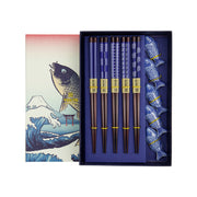 FISCH Essstäbchen / Chopsticks von Tokyo Design, inkl. 5 Ablage-Bänkchen aus Porzellan, in Braun, Blau, Weiß, 
Holz. in Geschenkbox , 
Anzahl der Stäbchen: 5 Paare